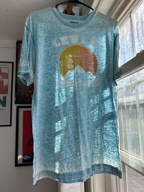 Levi's Light Blue Short-Sleeve Graphic Tee with Sunset Mountain